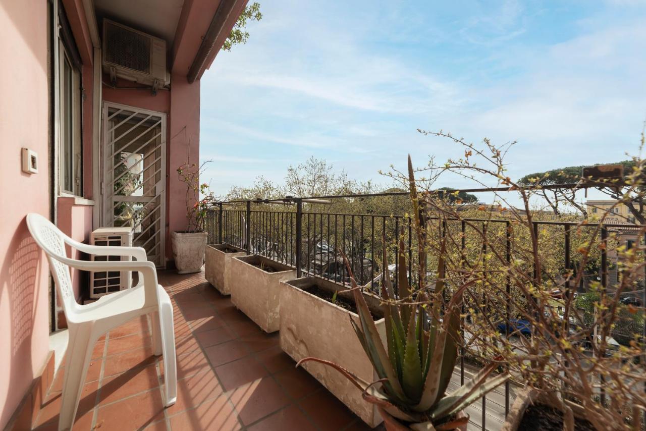 Monteverde Roomy Apartment Sun And Flowers Roma Esterno foto